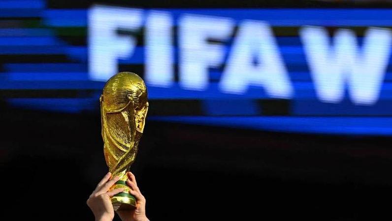 Torcedor levanta réplica de troféu da Copa do Mundo na arquibancada do estádio Arrowhead, durante partida entre Argentina e Argélia