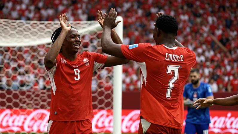 Johan Manzambi, da Suíça, comemora o segundo gol da equipe com Breel Embolo
