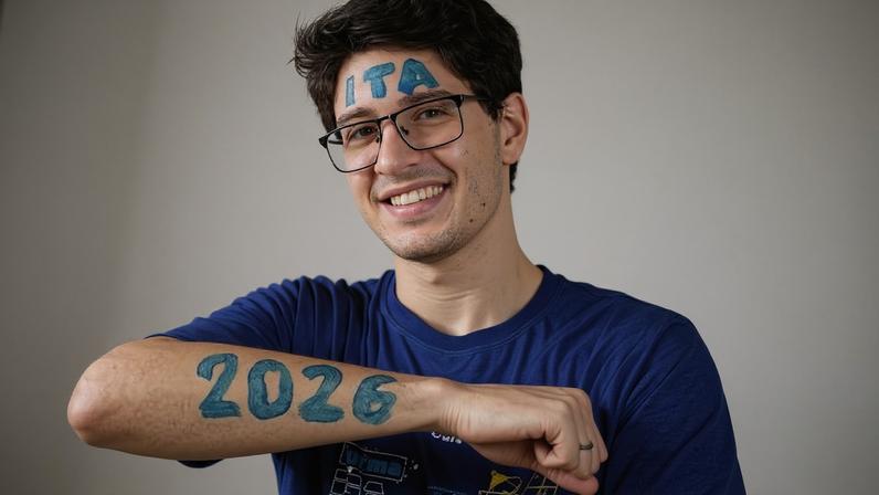 Arthur Tomé, 21, que no ensino médio decidiu cursar engenharia aeroespacial, comemora aprovação no ITA