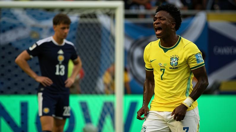 Vinicius Junior celebra gol contra a Escócia na Copa do Mundo na América do Norte