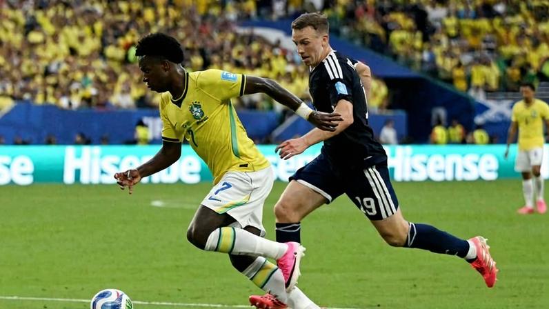 Vinicius Junior, que abriu o placar para o Brasil, e Lewis Ferguson, da Escócia, no Miami Stadium