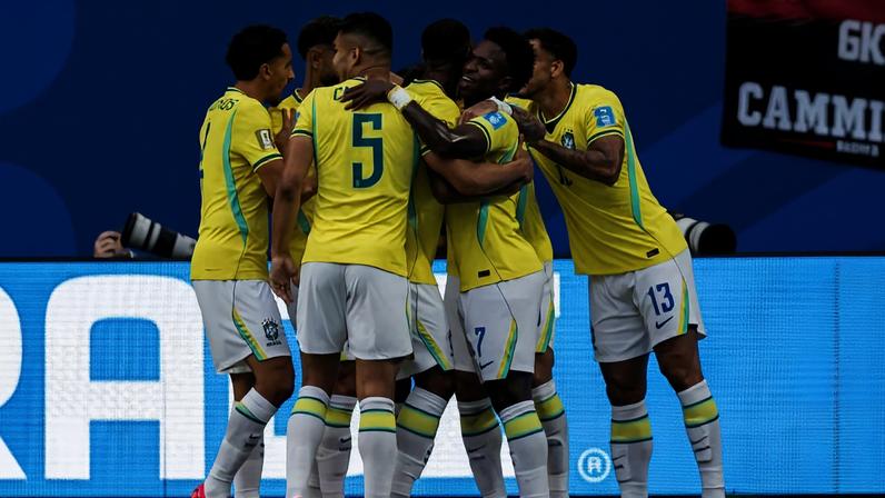Jogadores do Brasil celebram o primeiro gol do Brasil na partida contra a Escócia; Vinicius Junior abriu o caminho para o triunfo em Miami Gardens
