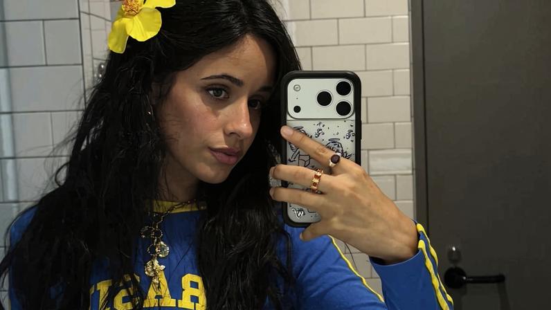Camila Cabello torce para o Brasil no jogo contra a Escócia nesta quarta (24)