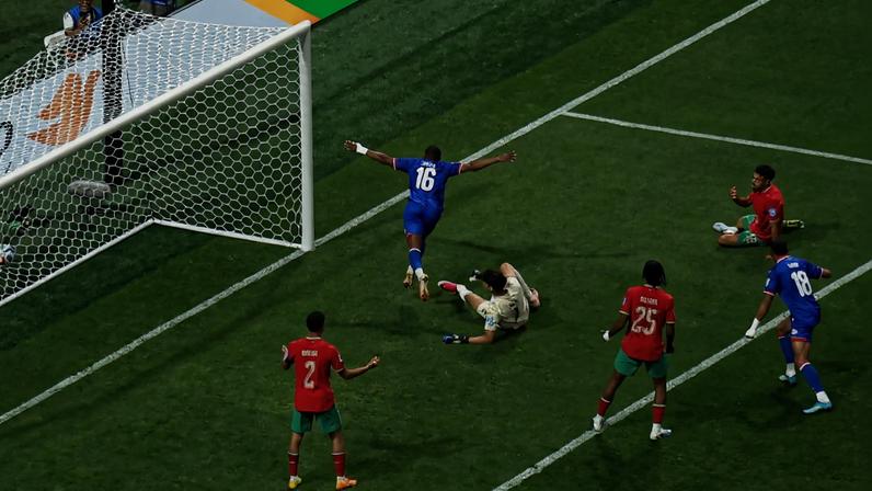Lenny Joseph (número 16) comemora primeiro gol do Haiti contra Marrocos, em Atlanta