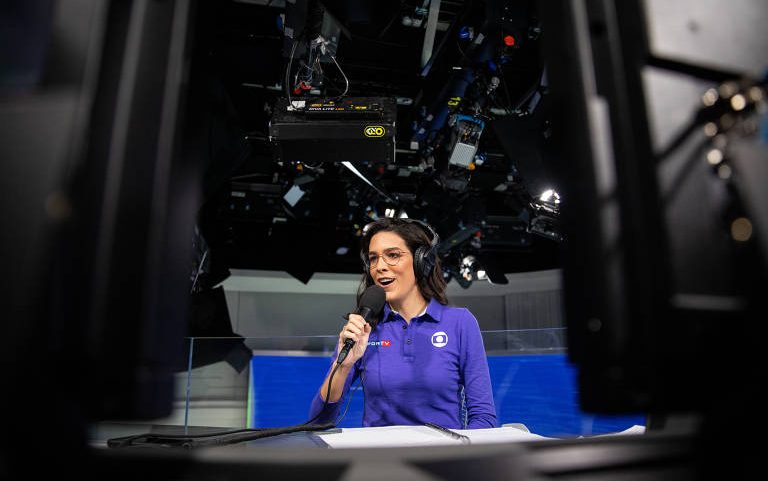 Renata Silveira, primeira mulher a narrar, do estádio e para a TV aberta, uma partida de Copa do Mundo no Brasil