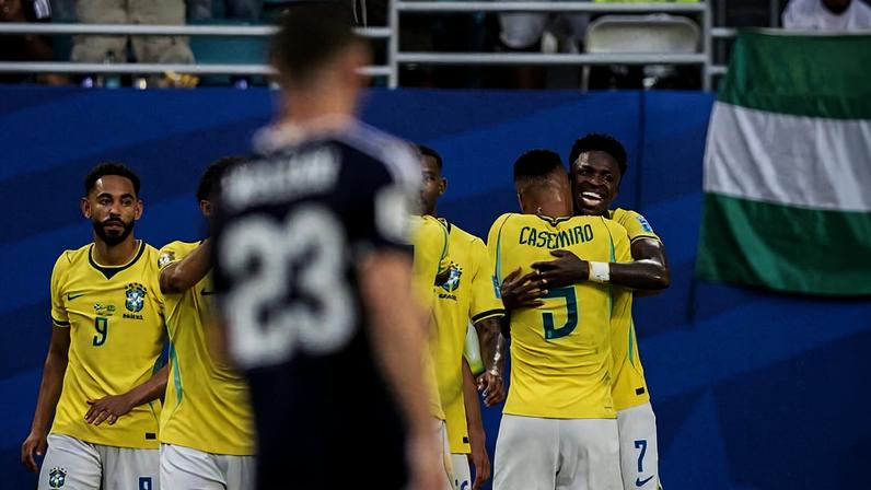 Viniciu Júnior abraça Casemiro depois de fazer seu segundo gol contra a Escócia no estádio de Miami, na 3ª rodada da Copa do Mundo