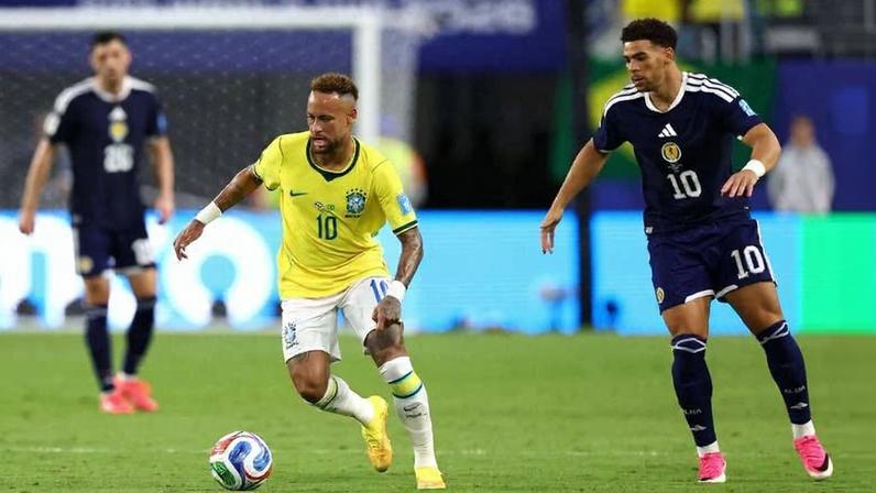 Neymar, que entrou no 2º tempo, conduz a bola no jogo diante da Escócia em Miami; vitória classificou o Brasil para a fase de 32 seleções