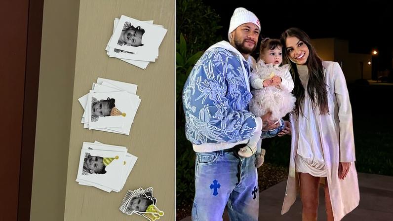 Homem, mulher e criança pequena posam juntos em ambiente decorado com flores e luzes. Homem veste jaqueta azul clara e gorro branco, mulher usa vestido e casaco claros, criança está com vestido branco e sapatos pretos.