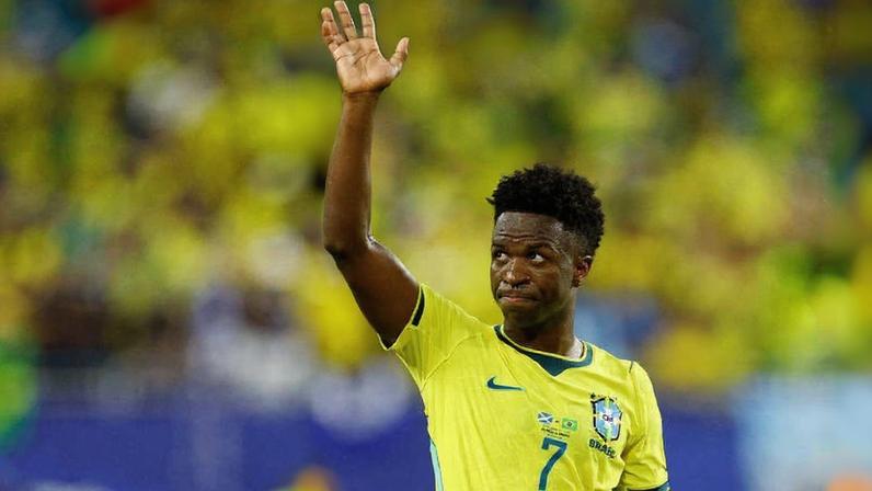 Vinicius Junior cumprimenta a torcida brasileira após a vitória sobre a Escócia no Hard Rock Stadium, em Miami Gardens