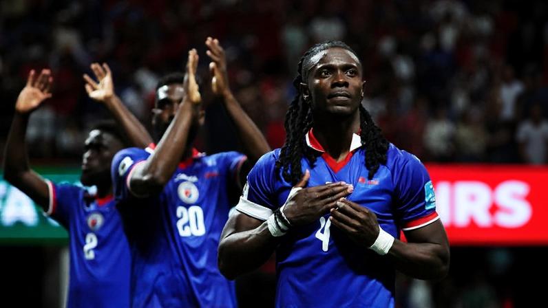 Haitianos, incluindo Ricardo Ade (número 4), cumprimentam torcida após derrota por 4 a 2 para o Marrocos, em Atlanta