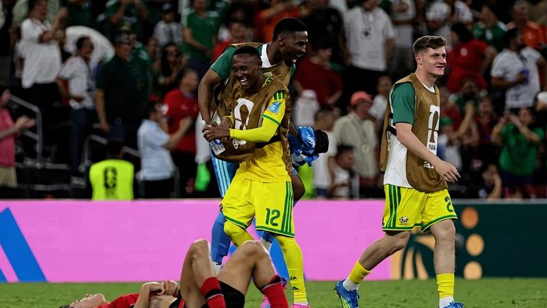 Jogadores sul-africanos comemoram a vitória e a classificação ao mata-mata da Copa do Mundo, enquanto sul-coreano desaba no gramado lamentando o resultado