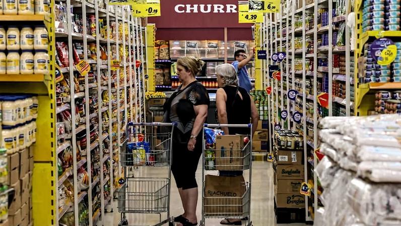 Clientes fazem compras em supermercado de São Paulo