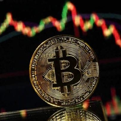 Bitcoin atinge mínima de 20 meses durante liquidação em ações de tecnologia