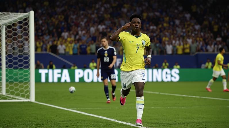 Vinicius Junior festeja o seu segundo gol na vitória sobre a Escócia; ele agora soma 4 tentos nesta Copa do Mundo