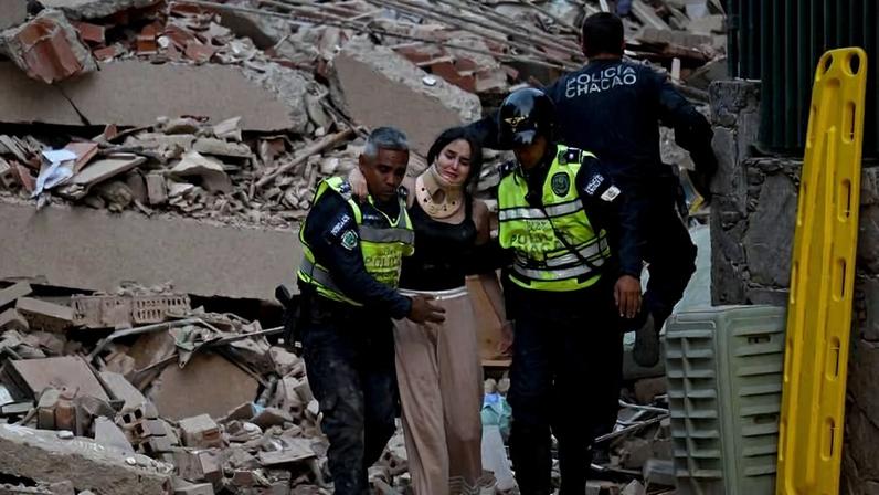Policiais retiram vítima ferida de prédio que desabou após terremotos em Caracas
