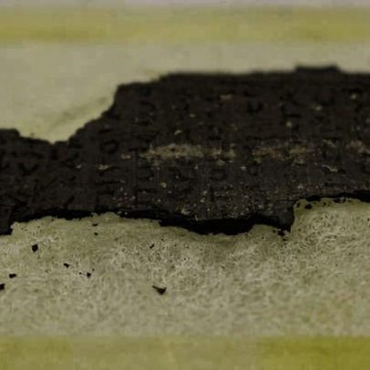 IA decifra pergaminho completo de Herculano queimado há 2.000 anos