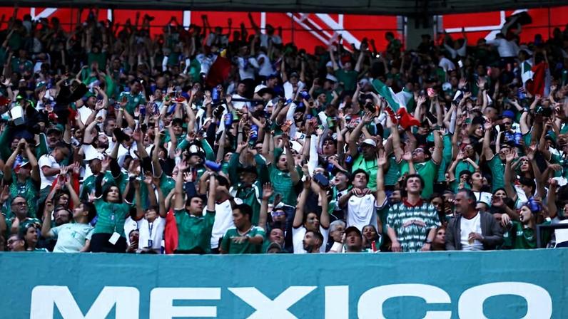 Torcida do México durante jogo contra a República Tcheca na quarta (24)