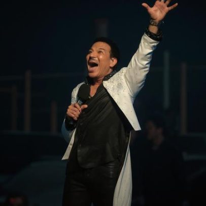 Lionel Richie passa mal e interrompe show na estreia de nova turnê nos EUA