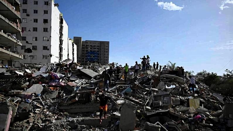 Pessoas sobre escombros em Catia La Mar, no estado de La Guaira, após terremotos
