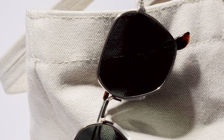 Par de óculos escuros; Algumas lentes de grau mais modernas já protegem os olhos das radiações UV