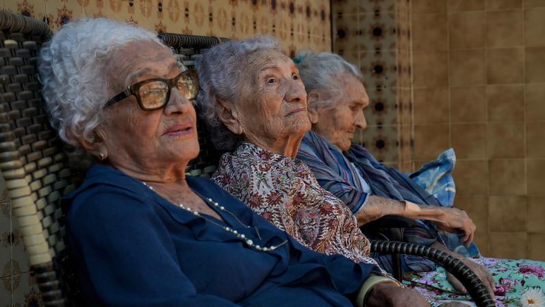 Zoraide de Deus Mota (104 anos), Zulina de Deus Nunes (103 anos) e Levita de Deus Nunes (109 anos)— reconhecidas como o trio de irmãs vivas mais velho do mundo