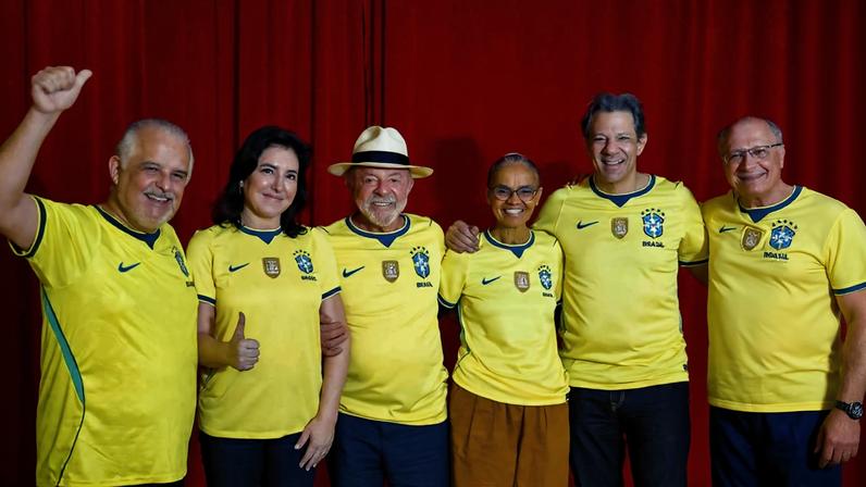 Lula posa para foto com camisa da seleção brasileira ao lado de Márcio França, Simone Tebet, Marina Silva, Fernando Haddad e Geraldo Alckmin