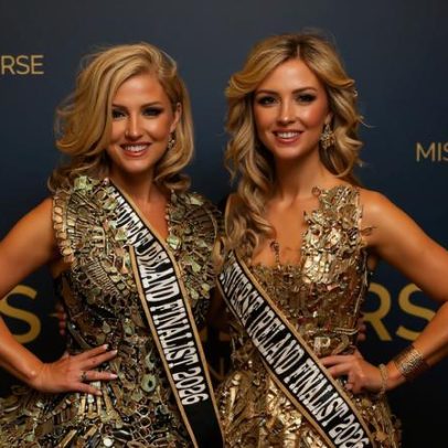 Gêmeas idênticas de 41 disputam juntas concurso de miss