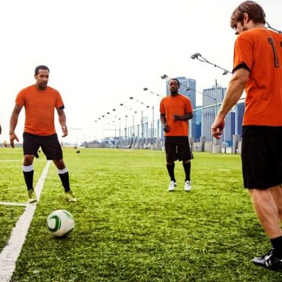 Futebol desenvolve estratégia e condicionamento; sem preparo, lesões nos joelhos
