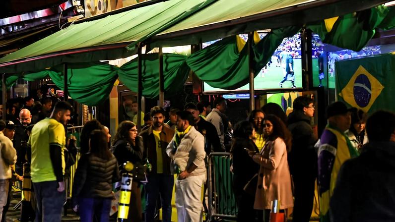 Movimentação na rua Apiscuelta com bares cobertos com lonas na Vila Madalena, em São Paulo, durante a exibição da partida entre Brasil e Escócia