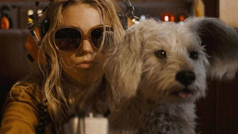 A atriz Milly Alcock com o cão Krypto em cena do filme 'Supergirl'