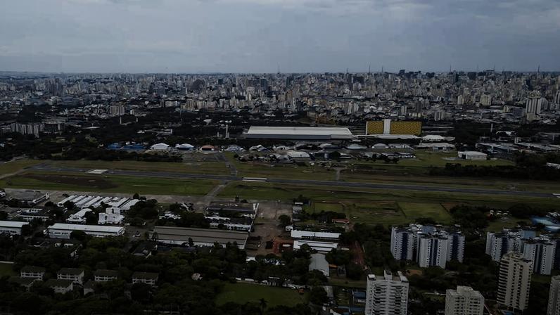 Pista do aeroporto Campo de Marte, em São Paulo, cercado por prédios