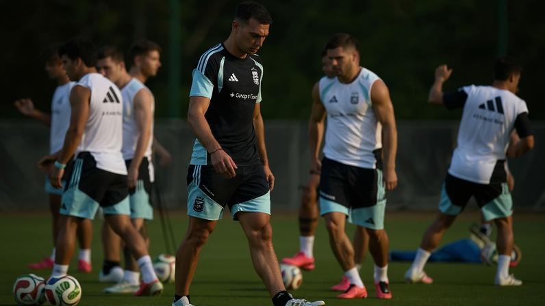 Messi (centro) em treino da Argentina em Kansas City antes da partida na Copa do Mundo contra a Jordânia