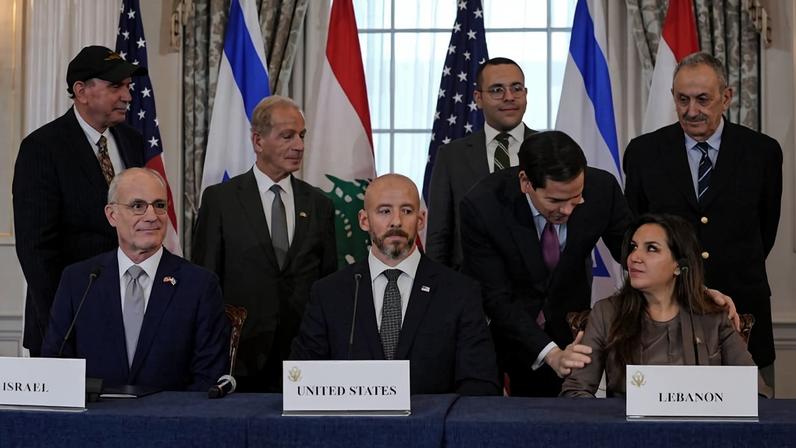 O secretário de Estado dos EUA, Marco Rubio (de pé), conversa com a embaixadora do Líbano nos EUA, Nada Hamadeh; sentados ao lado estão o conselheiro do Departamento de Estado, Daniel Holler, e o embaixador de Israel nos EUA, Yechiel Leiter