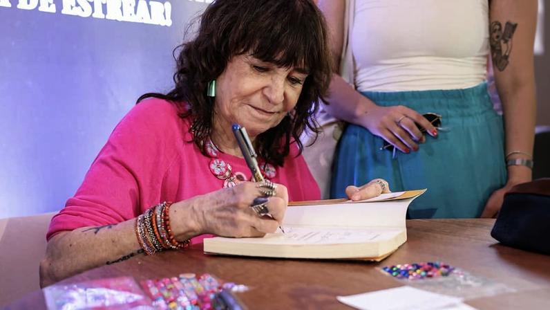 A escritora e jornalista espanhola Rosa Montero autografa livros na Flip