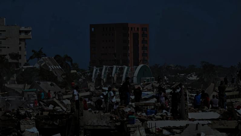 Pessoas buscam por possíveis vítimas e seus pertences sobre os escombros de prédios destruídos por terremotos, em La Guaira