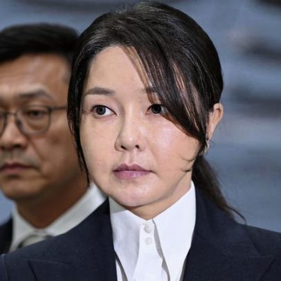 Ex-primeira-dama da Coreia do Sul é condenada a sete anos por propinas