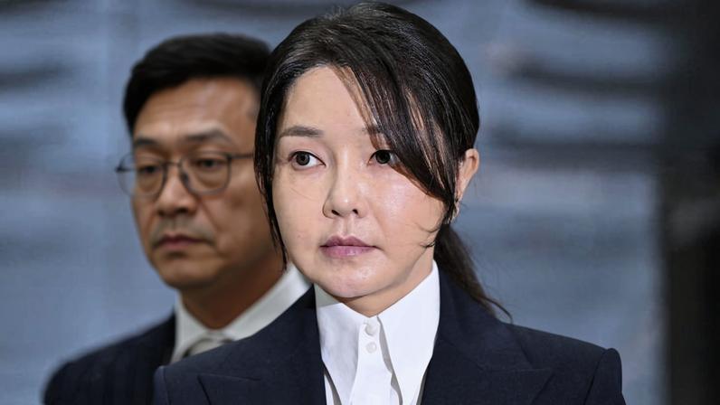 Kim Keon Hee chega a um tribunal para uma audiência de revisão de seu mandado de prisão, em Seul