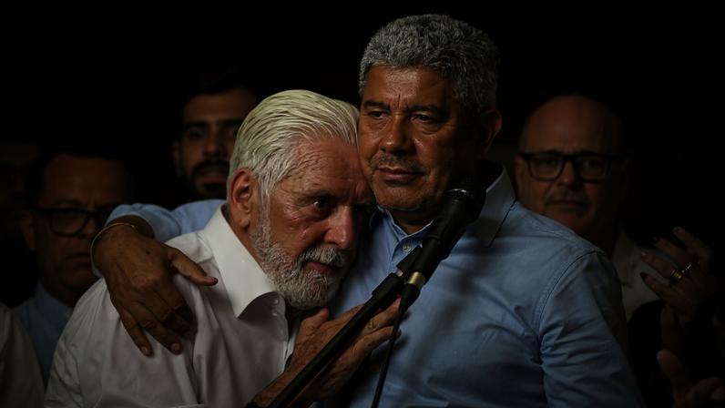 Governador da Bahia, Jerônimo Rodrigues, abraça o senador Jaques Wagner (PT) em evento em Barreiras