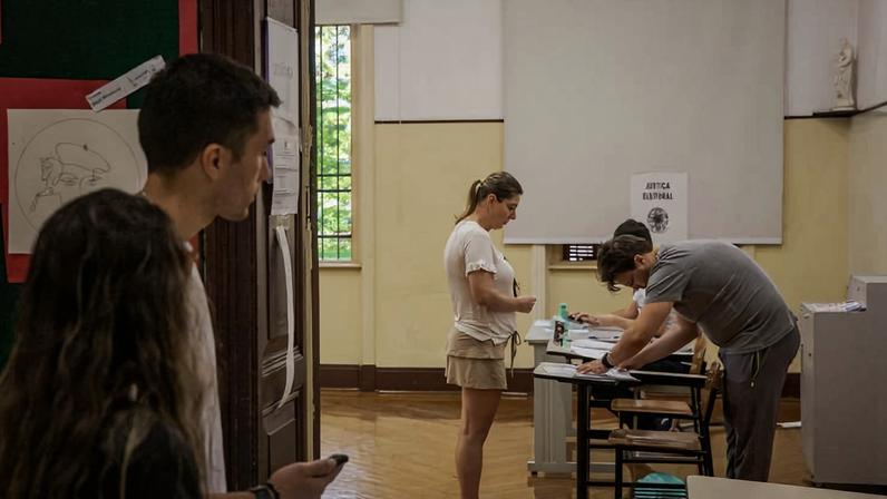 Movimentação no Colégio Sion, em Higienópolis, na região central de São Paulo, durante a votação do segundo turno das eleições 2022
