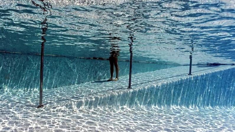 Mulher se refresca em piscina na Espanha, que enfrenta grave onda de calor na mudança climática