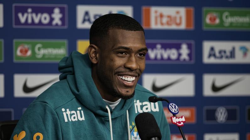 Rayan durante entrevista no hotel em que a seleção brasileira está hospedada em Nova Jersey