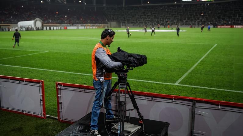 Câmera de transmissão durante partida do Corinthians na Neo Química Arena