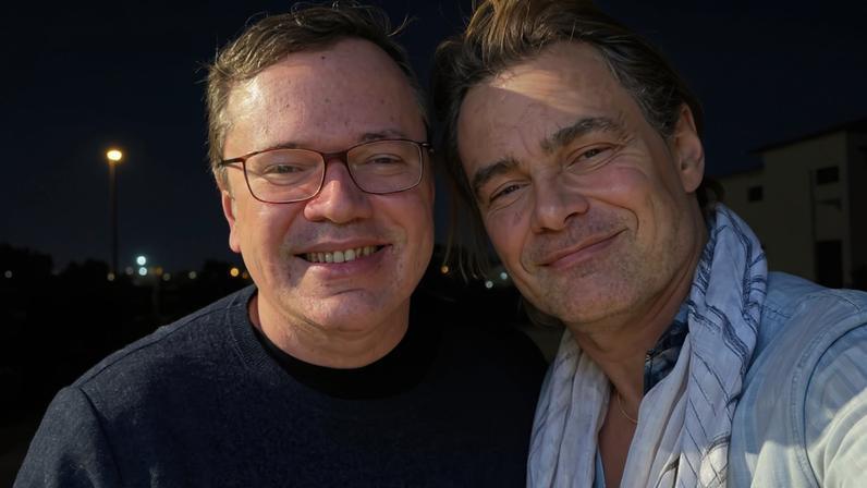 Casado com João Emanuel Carneiro, Carmo Dalla Vecchia é homenageado por defesa LGBTQIAPN+