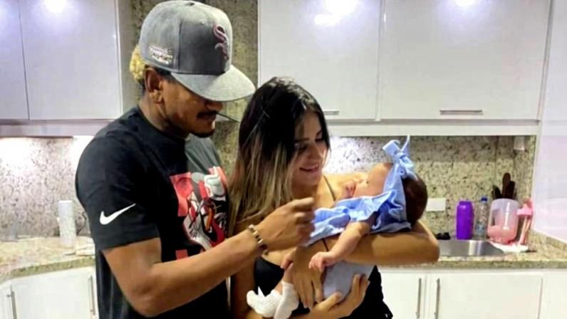 Hector Bello, jogador de time da segunda divisão da Venezuela, junto com sua esposa, Andrea, e sua filha