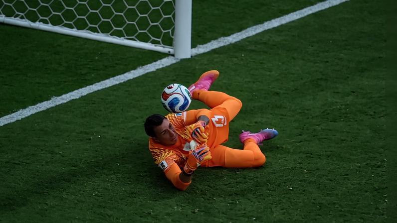 Goleiro uruguaio Muslera falha em chute de Álex Baena