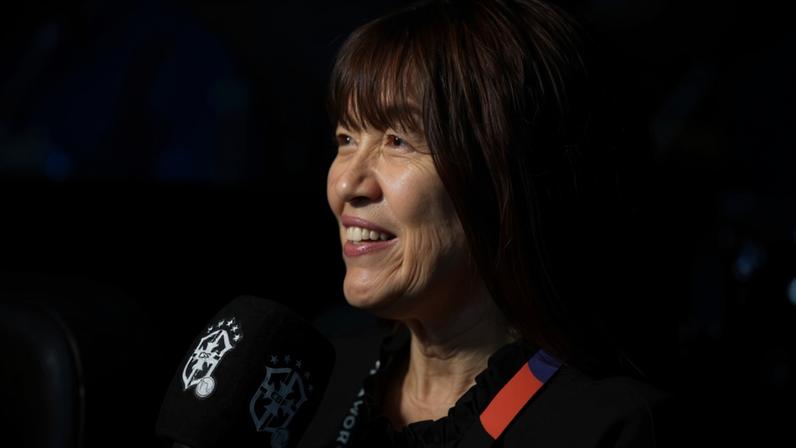 Repórter japonesa Kiyomi Nakamura, durante entrevista coletiva com o jogador Rayan, da seleção brasileira
