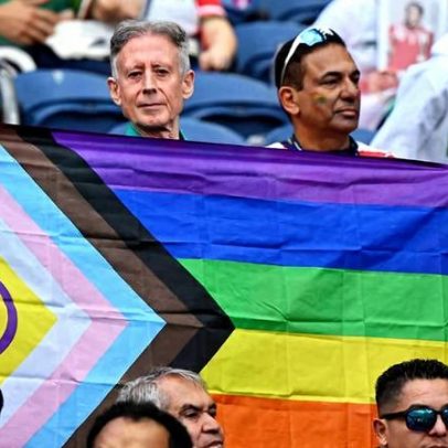 Torcedores exibem bandeiras arco-íris no jogo entre Egito e Irã na Copa