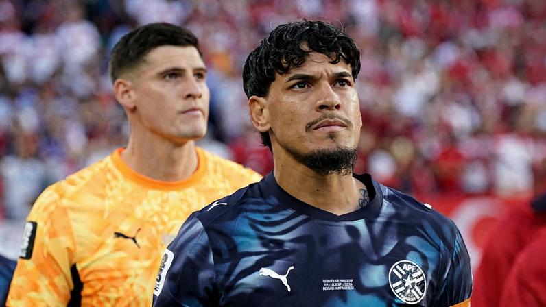 Zagueiro paraguaio Gustavo Gomez em partida contra a Turquia na Copa do Mundo