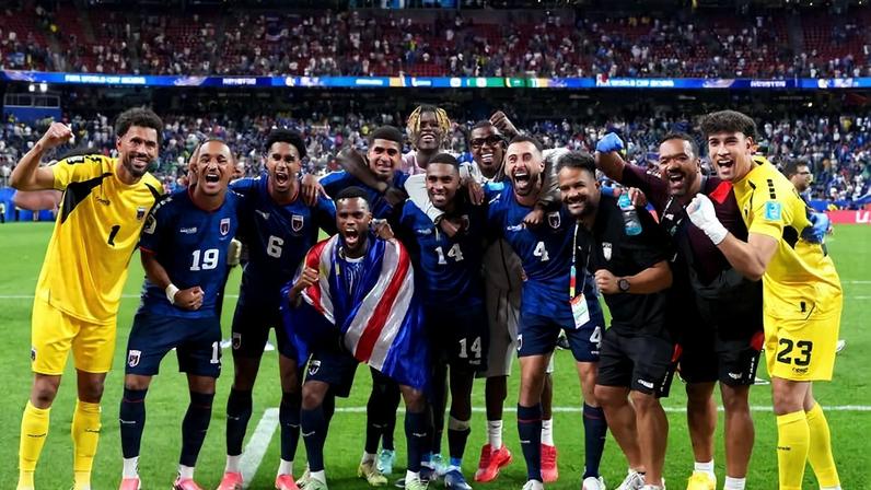 Jogadores de Cabo Verde comemoram a histórica classificação para o mata-mata na sua 1ª participação em Copas do Mundo