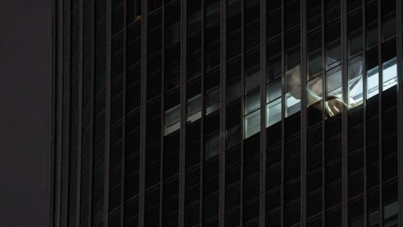 Fachada do edifício Citic Tower, em Pequim, danificada após colisão de aeronave